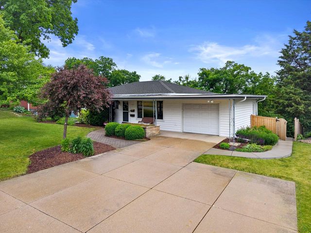 353 Tower COURT, Pewaukee, WI 53072