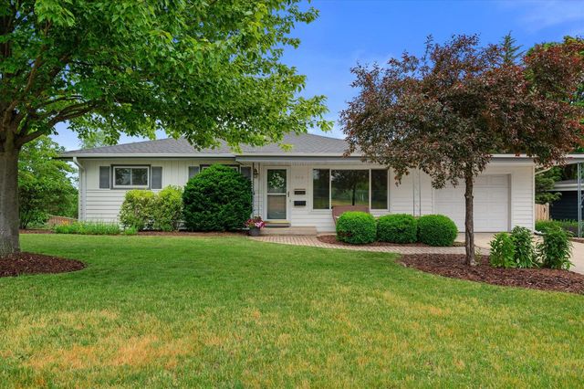 353 Tower COURT, Pewaukee, WI 53072