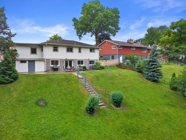 353 Tower COURT, Pewaukee, WI 53072