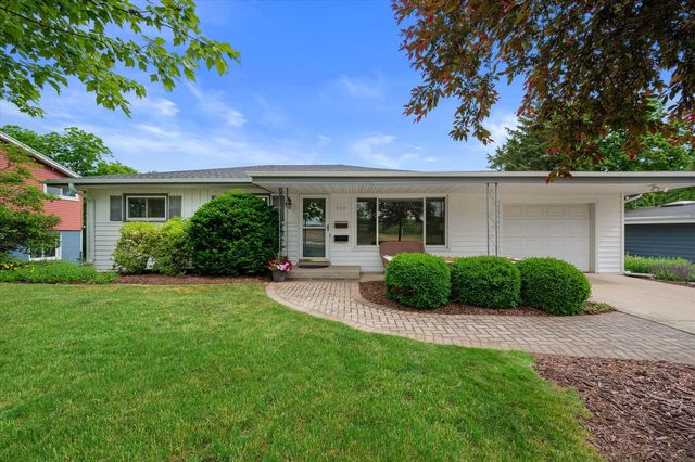 353 Tower COURT, Pewaukee, WI 53072