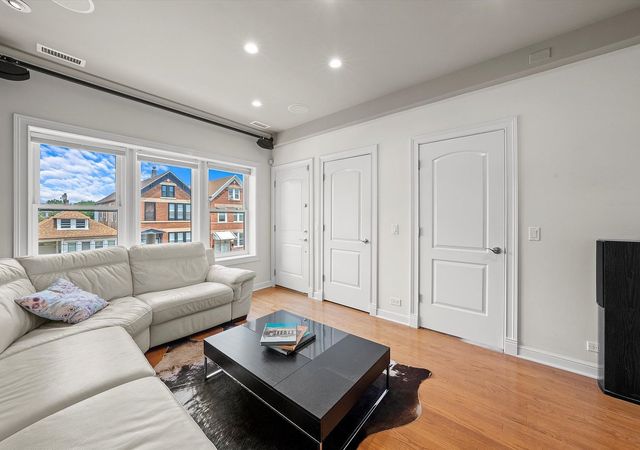 1025 W 31st Place 2, Chicago, IL 60608