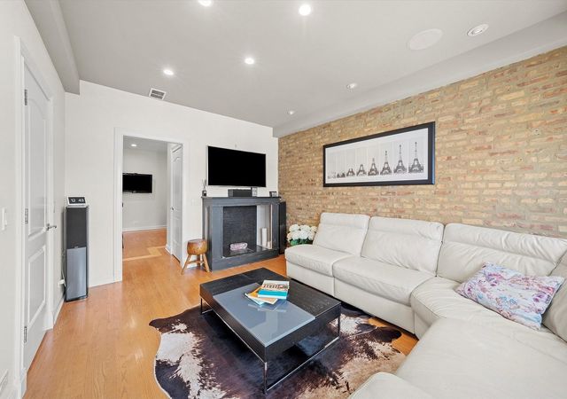 1025 W 31st Place 2, Chicago, IL 60608