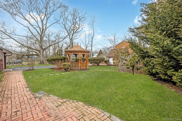 325 Middle Road, Blue Point, NY 11715