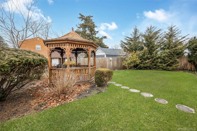 325 Middle Road, Blue Point, NY 11715