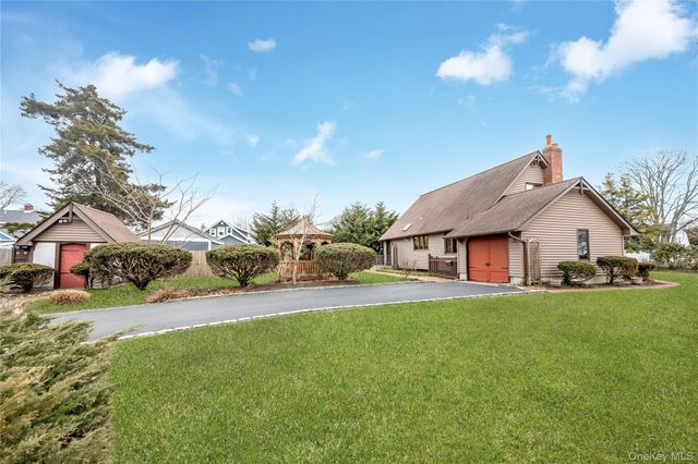 325 Middle Road, Blue Point, NY 11715