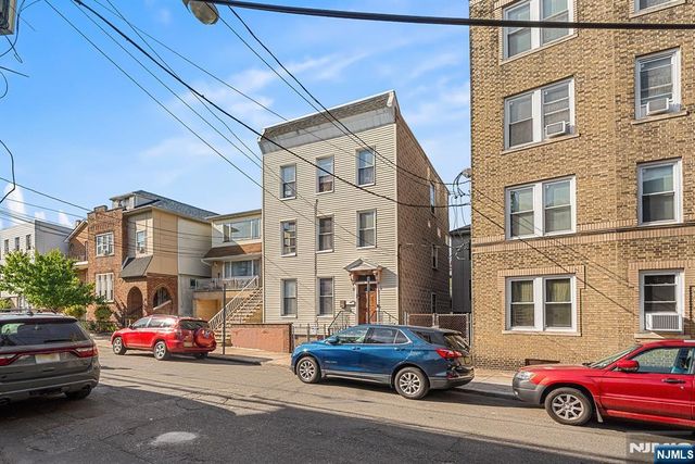 8 Manhattan Avenue, Jersey City, NJ 07307