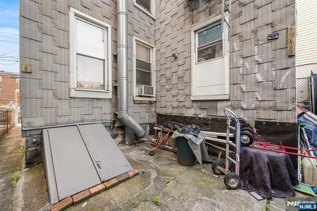 8 Manhattan Avenue, Jersey City, NJ 07307