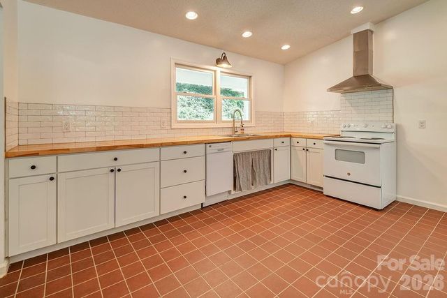 146 Churchill Downs Drive, Fairview, NC 28730