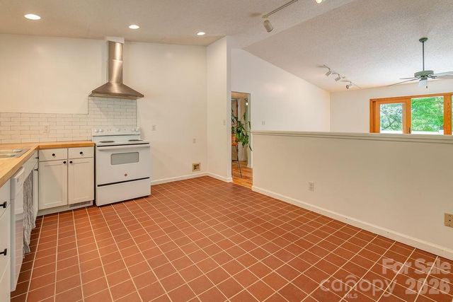 146 Churchill Downs Drive, Fairview, NC 28730