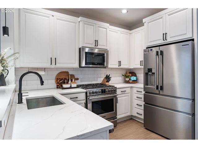7400 N LANCASTER Ave, Portland, OR 97217