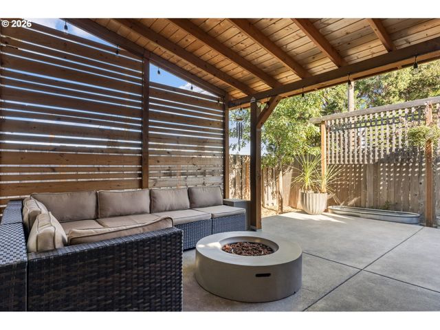 7400 N LANCASTER Ave, Portland, OR 97217