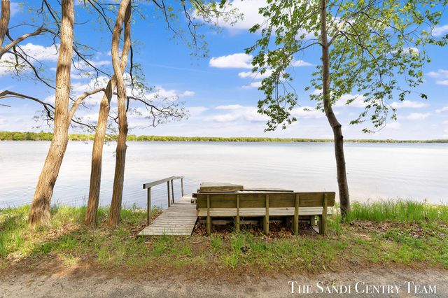 6633 Bass Lake Boulevard, Pentwater, MI 49449