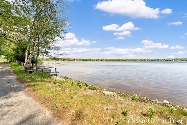 6633 Bass Lake Boulevard, Pentwater, MI 49449
