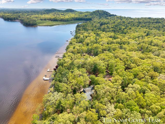 6633 Bass Lake Boulevard, Pentwater, MI 49449