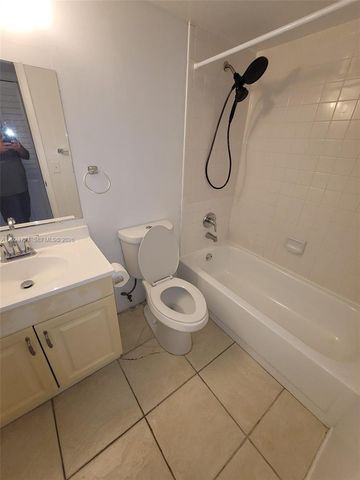 10005 Winding Lake Rd 204, Sunrise, FL 33351