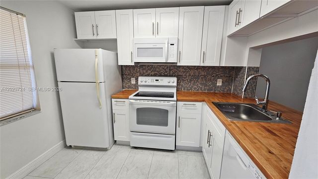 10005 Winding Lake Rd 204, Sunrise, FL 33351