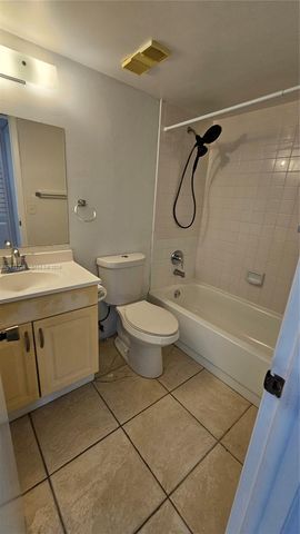 10005 Winding Lake Rd 204, Sunrise, FL 33351
