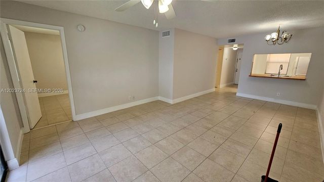 10005 Winding Lake Rd 204, Sunrise, FL 33351