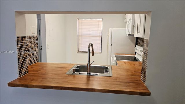 10005 Winding Lake Rd 204, Sunrise, FL 33351