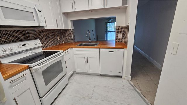 10005 Winding Lake Rd 204, Sunrise, FL 33351