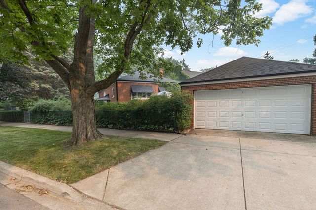 7030 N Ionia Avenue, Chicago, IL 60646