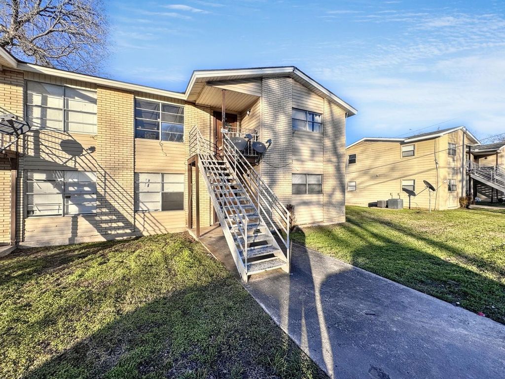 742 Martindale RD, San Marcos, TX 78666