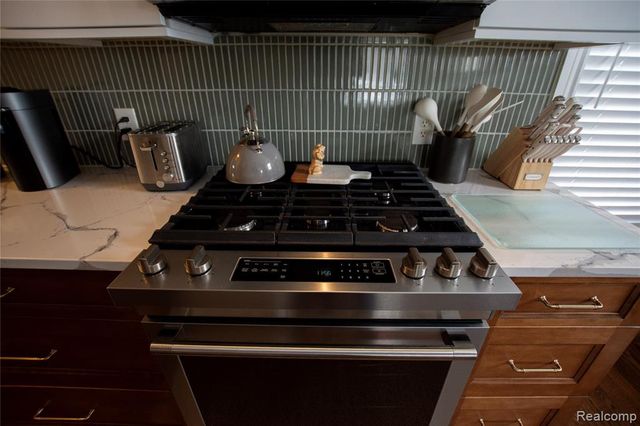 550 Pinecrest Drive, Ferndale, MI 48220