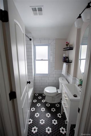 550 Pinecrest Drive, Ferndale, MI 48220