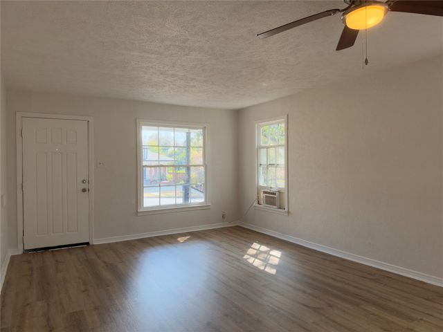 2913 Avenue A, Fort Worth, TX 76105