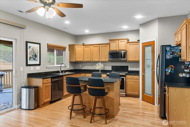 27867 256th Court SE, Maple Valley, WA 98038