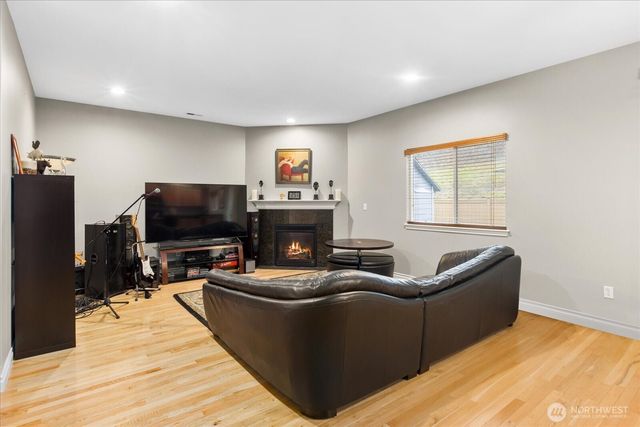 27867 256th Court SE, Maple Valley, WA 98038