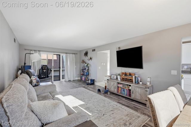 42374 Lochmoor Street, Clinton Charter Township, MI 48038