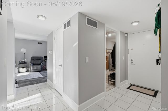 42374 Lochmoor Street, Clinton Charter Township, MI 48038
