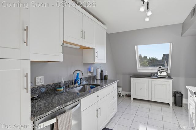 42374 Lochmoor Street, Clinton Charter Township, MI 48038