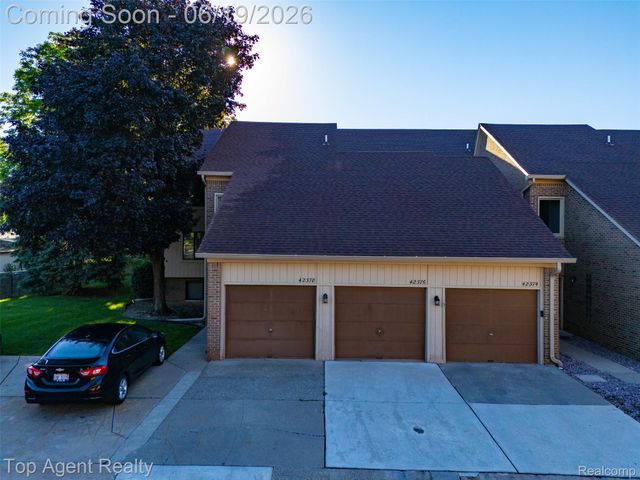 42374 Lochmoor Street, Clinton Charter Township, MI 48038