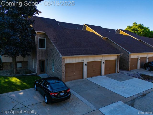 42374 Lochmoor Street, Clinton Charter Township, MI 48038
