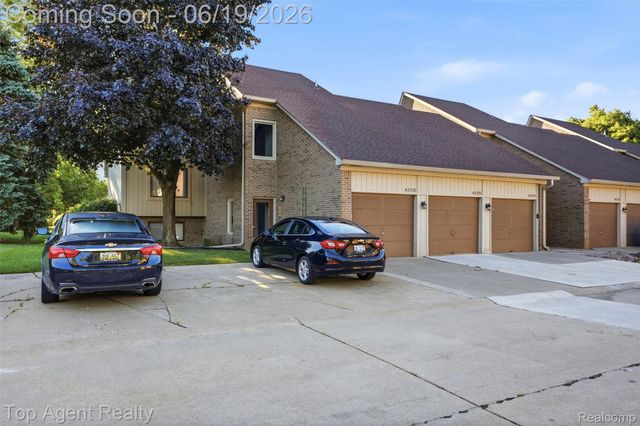 42374 Lochmoor Street, Clinton Charter Township, MI 48038