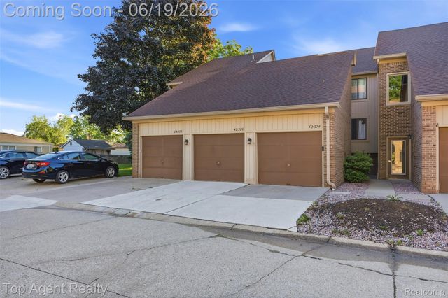 42374 Lochmoor Street, Clinton Charter Township, MI 48038