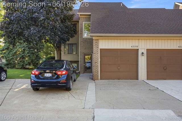 42374 Lochmoor Street, Clinton Charter Township, MI 48038