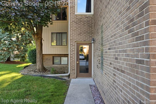 42374 Lochmoor Street, Clinton Charter Township, MI 48038
