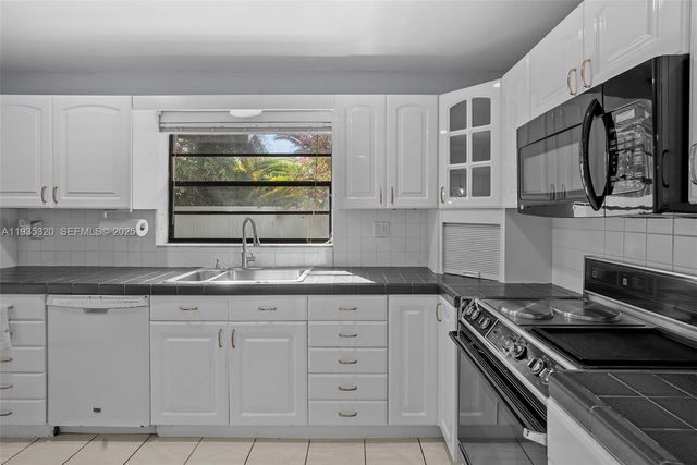 10922 SW 25th St, Miami, FL 33165