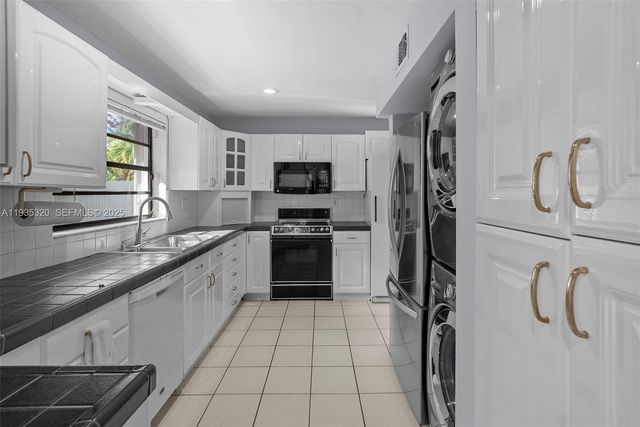 10922 SW 25th St, Miami, FL 33165