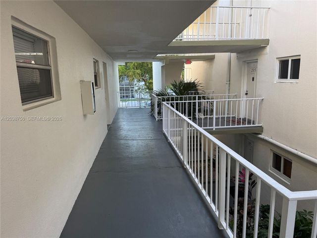 4235 N University Dr 202, Sunrise, FL 33351