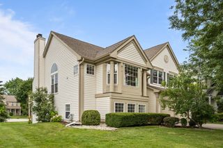6121 Brookstone Place, Gurnee, IL 60031