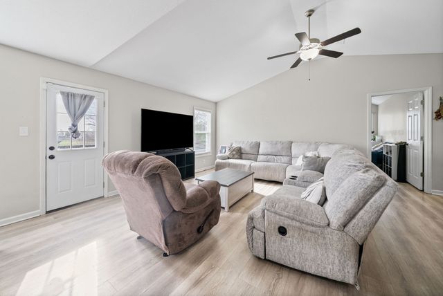 705 Hugh Hunter Rd, Oak Grove, KY 42262