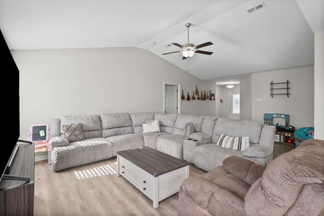 705 Hugh Hunter Rd, Oak Grove, KY 42262