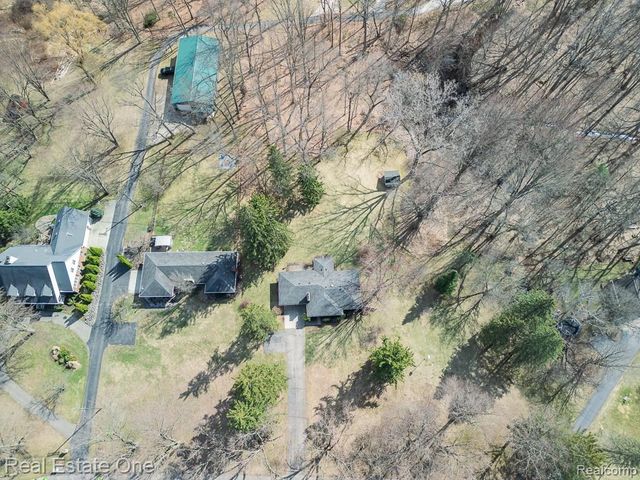 515 Whims Lane, Oakland Charter Township, MI 48306