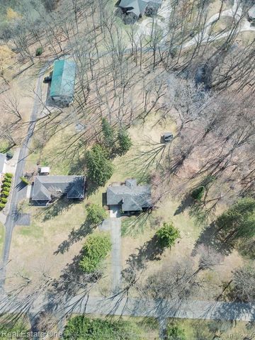 515 Whims Lane, Oakland Charter Township, MI 48306