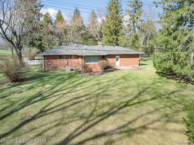 515 Whims Lane, Oakland Charter Township, MI 48306