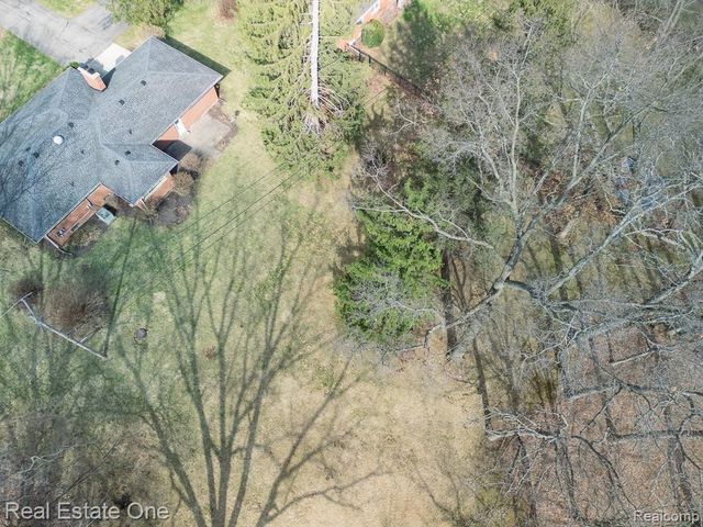 515 Whims Lane, Oakland Charter Township, MI 48306